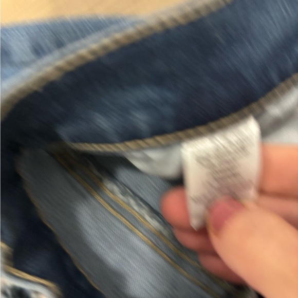 High-waisted distressed skinny jeans with ripped details #distresseddenim - Picture 4 of 6